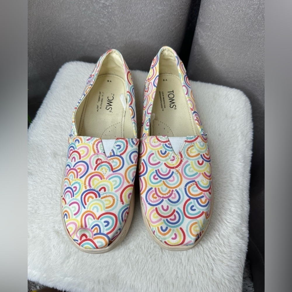 TOMS Womenโs Classic White Rainbow Fields Canvas Slip-On Alpargata Shoes Y5/W7